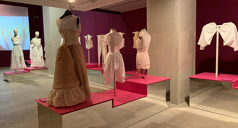 En este momento estás viendo LA COLECCIÓN GONZÁLEZ-MORO // 100 AÑOS DE HISTORIA DE LA MODA