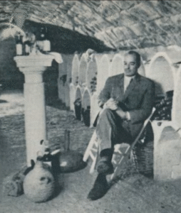 Francis Guth eligiendo vino para una cena