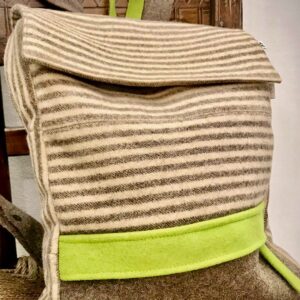 Mochila de lana franja verde.