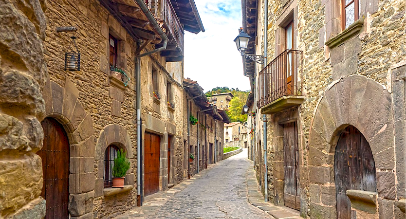 Lee más sobre el artículo Rupit: un viaje al corazón de la piedra y el tiempo